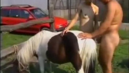Мужик выебал лошадь и её хозяйку в групповом зоо порно