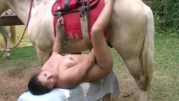Секс с животным - девушку латинку трахает конь